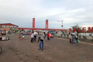 kawasan-parkir-benteng-kuto-besak-di-kota-palembang-sumater-n1h7