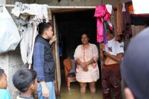 bupati-panca-tinjau-dan-berikan-bantuan-kepada-ratusan-warga-desa-seri-kembang-dan-seri-tanjung-yang-terdampak-banjir